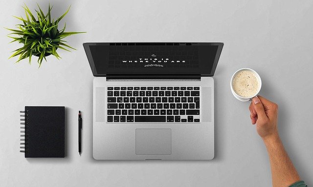 laptop, zápisník a káva