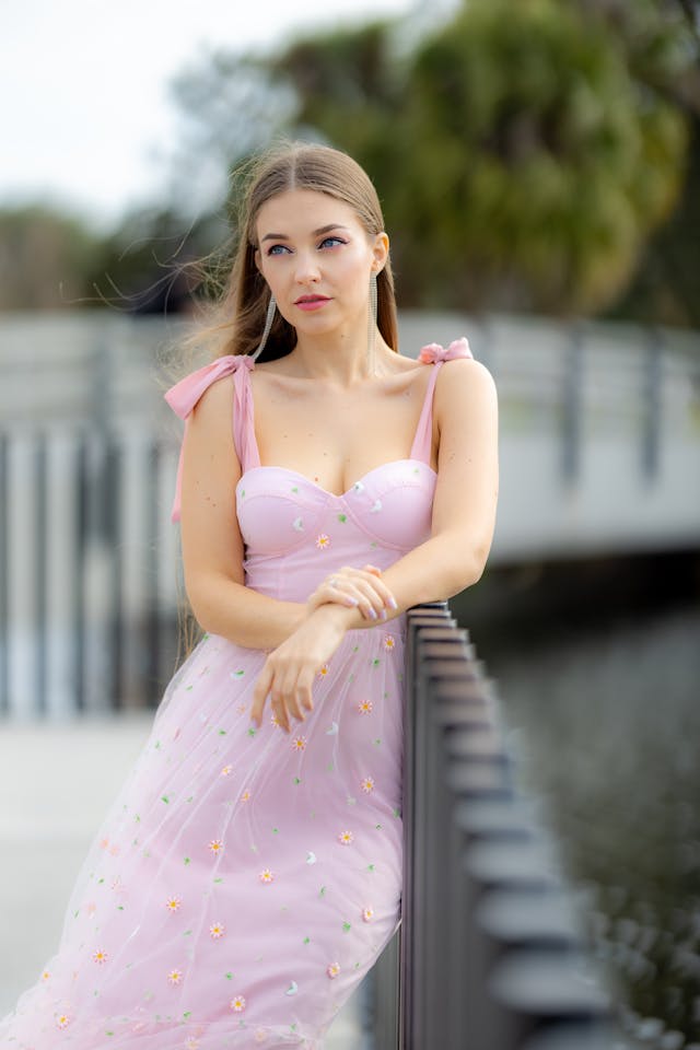 dívka v šatech